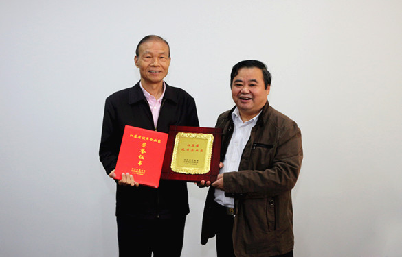 2016年10月12日，常州市經(jīng)信委副主任潘仁賢一行來上上電纜參觀調(diào)研，并為集團董事長丁山華頒發(fā)江蘇省優(yōu)秀企業(yè)家獎牌